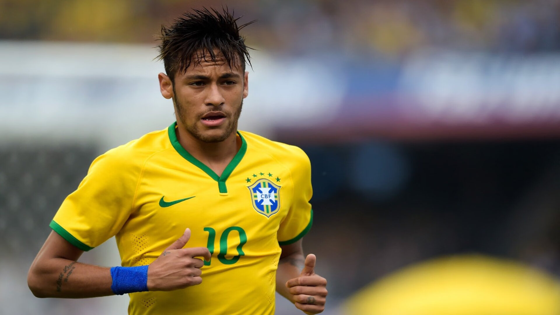 拜仁连续逼抢打乱对手出球节奏，拜仁进攻战术