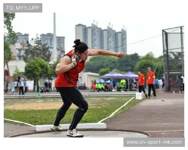 铅球选手加强核心力量训练，提高投掷速度