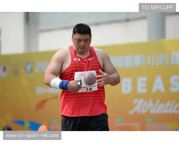 铅球选手加强核心力量训练，提高投掷速度