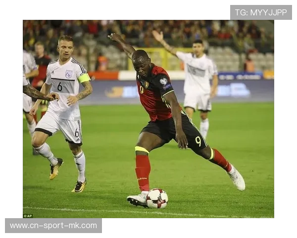 卢卡库禁区内抗住两名后卫完成转身射门:力量与艺术的极致瞬间 卢卡库禁区内抗住两名后卫完成转身射门:力量与艺术的极致瞬间