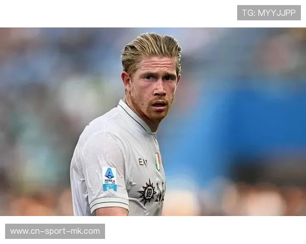 德布劳内主罚前场任意球，皮球直奔球门死角